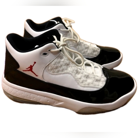 Air Jordan Max Aura 2 White / Black Men's Sneakers Size 9.5 (EUC) - Picture 2 of 9